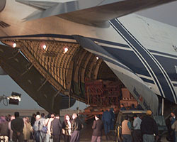 Unloading the rear of the Antonov